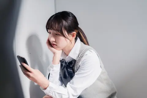 中高生が異常に「iPhone」にこだわる理由…「仲間外れになる」「AirDrop使えない」高額でも“子どものため”に買ってあげるべき？ 筆者の家庭での対応もあわせ解説