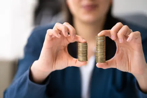 「新卒正社員・手取り17万円」vs「派遣社員・時給2500円」生涯賃金が“ほぼ同じ”なら、正社員でいるメリットはないの？「退職金・ボーナス」なども含め比較