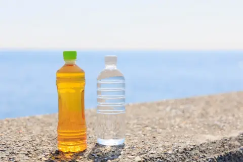 コンビニでよく見かける「1本買えばもう1本もらえる」で、同僚は「飲み物代」を「節約」しているようです。実際、どのくらい「おトク」なのでしょうか？