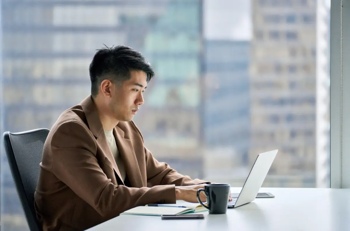 在宅勤務可なのに、毎日“出社”する同僚。「自宅のエアコン代の節約のため」と言われたのですが、実際いくら電気代が安くなるのでしょうか？「月20日」出社するケースで試算