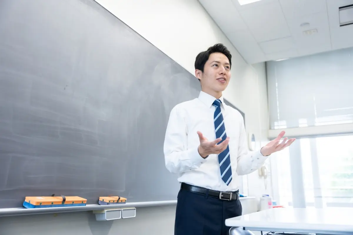 中学校教員の平均年収は「660万円」だけど、残業・休日出勤の量を考えると“高い”とは言えない！ 教員の夫は「教頭になれば800万円台になるから…」と言いますが、そんなに年収アップするのでしょうか？