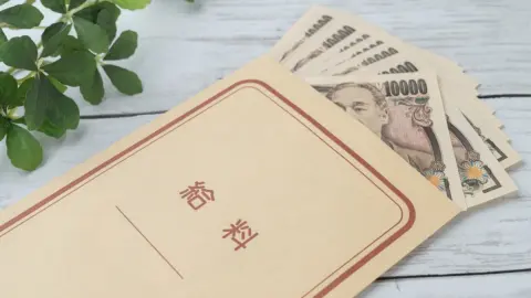 夫は営業で「年収600万円」ですが、ノルマがきついので年収500万円の“工場”に転職したいとのこと。私もパートで「年100万円」稼いでいるので、家計は問題ないですよね…？