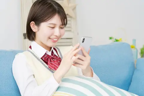 SNSで「iPhoneじゃないといじめられる」と話題に！ 娘も同じことを言いますが、高いので「Android」にしたいです。そんなに機能は違いますか？ やはり“みんなと同じ”がいいのでしょうか？