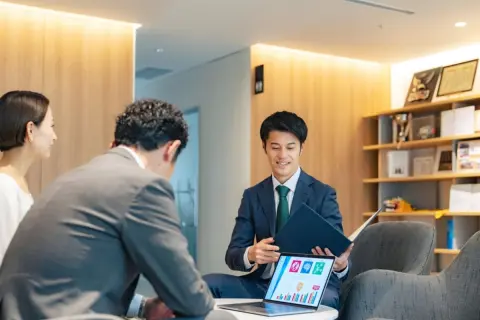 年収「500万」オーバーも余裕？ 「銀行員」vs「証券マン」！社員の平均年収が高いのはどちら？