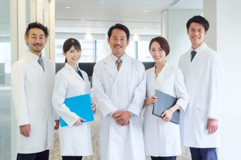 平均年収が一番高い職業はやっぱり「医者」なの？ 日本の平均収入と比較していくら高い？