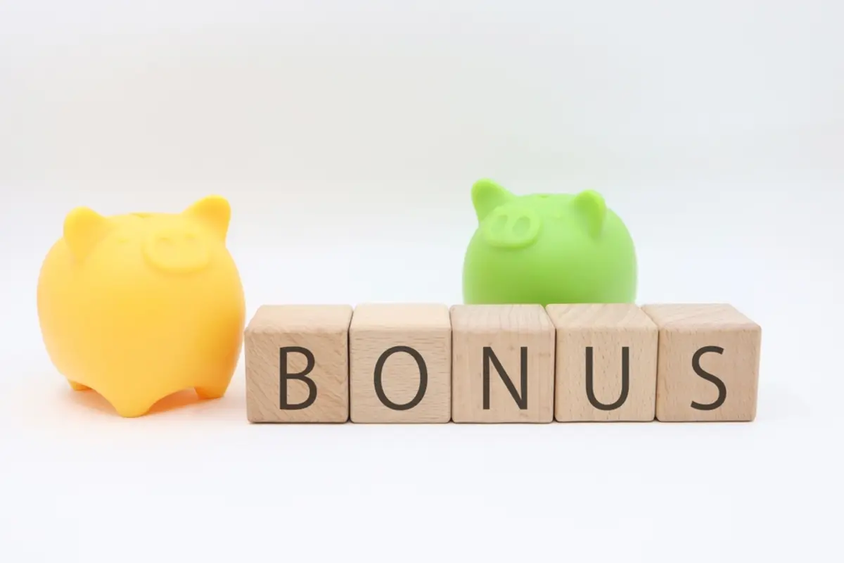 新卒のボーナスの平均は？息子は「40万」もらったと話していましたが、「大手」「中小」「公務員」でどれくらい違うのでしょうか？