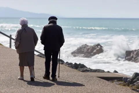 「貯蓄3000万円」ある両親。もうすぐ還暦になりますが、老後は「赤字を出さずに」生活できるでしょうか？