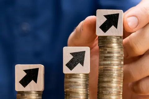 契約社員から「正社員」になると「300万円以上」年収が増える？働き方はどう違う？