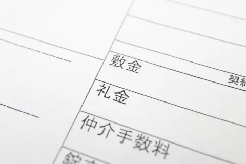 「20代独身」で家賃「8万円」のマンションに住む娘。20代は支出に対する「家賃の割合」が多いと聞くけど、平均より高いのでは？