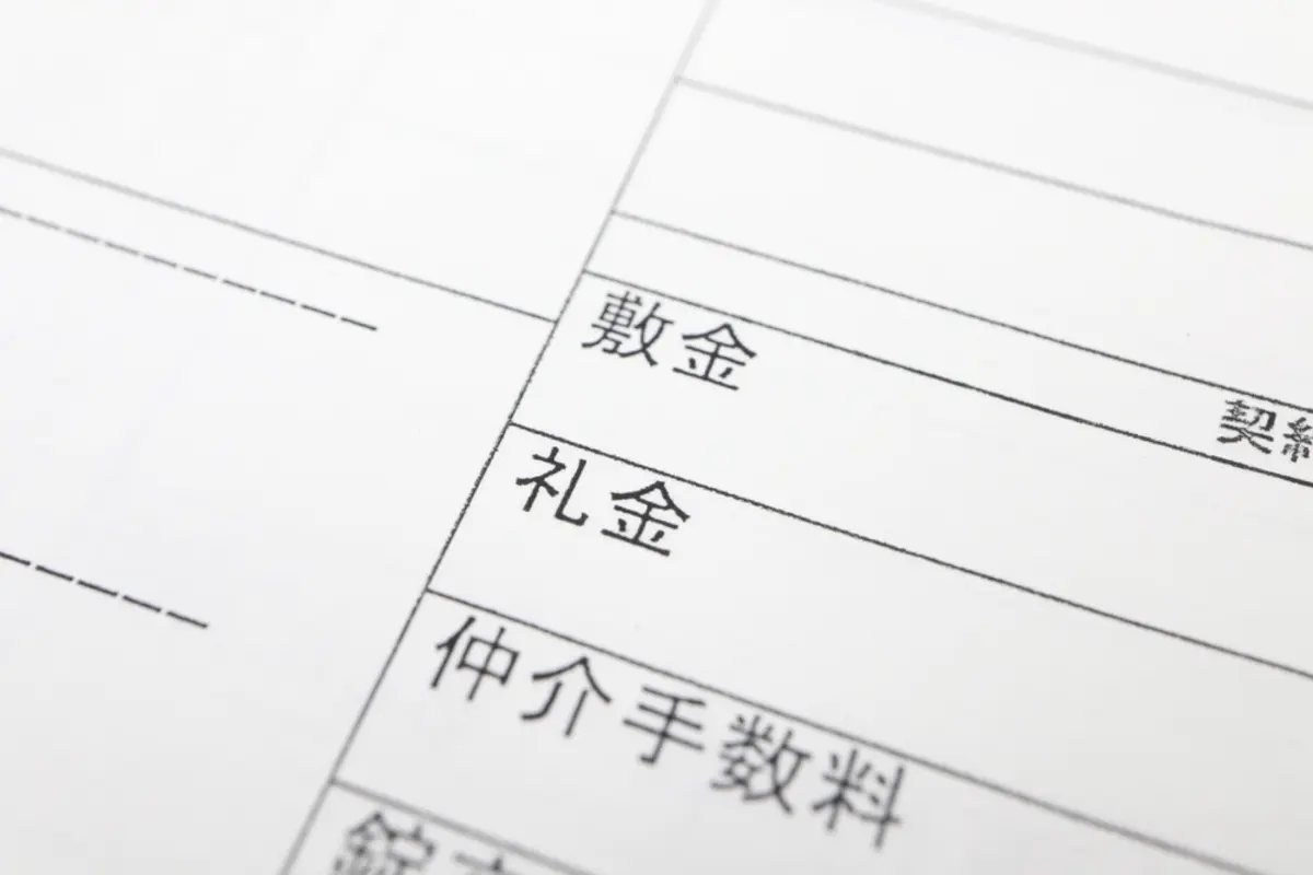 「20代独身」で家賃「8万円」のマンションに住む娘。20代は支出に対する「家賃の割合」が多いと聞くけど、平均より高いのでは？