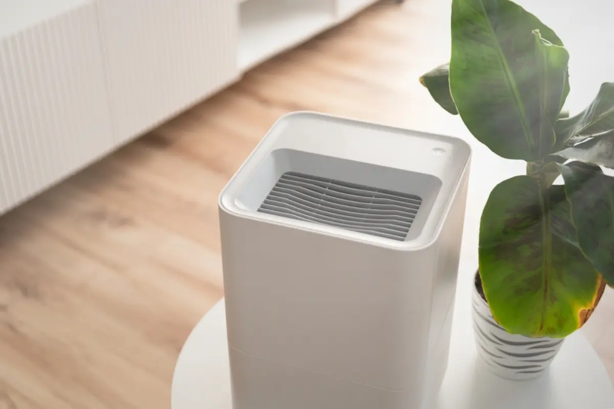 妻に「10万円の除湿器がほしい」と言われ戸惑い！ エアコンにも「除湿機能」はあるけど、本体価格も含めると“コスパ”はどうなのでしょうか？ 機能やコストを比較