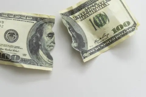 お札をポケットに入れたまま洗濯をしてボロボロに…破れてしまったのですが、無料で新しいものと交換できるのでしょうか？