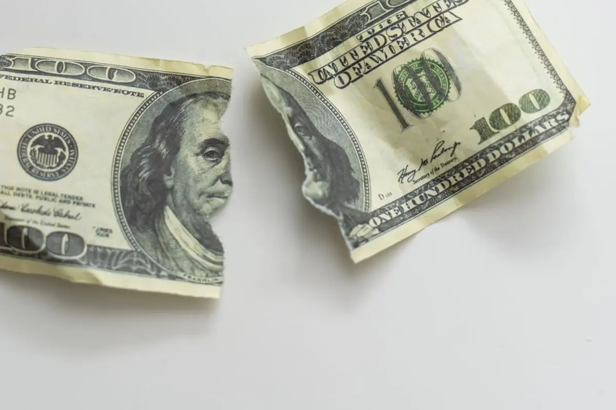 お札をポケットに入れたまま洗濯をしてボロボロに…破れてしまったのですが、無料で新しいものと交換できるのでしょうか？