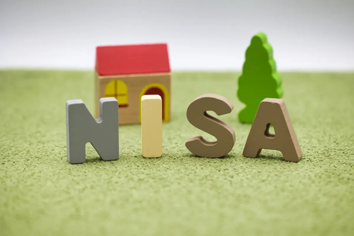 専業主婦だけど「NISA」に挑戦してみたい！ 利益が出たら“扶養”を外れる必要がある？「夫のお金」だと贈与税がかかるの？「月10万円・年率5％」の場合でシミュレーション