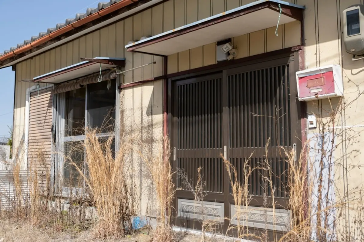 「実家」を放置していたら「特定空家」に指定されてしまいました…固定資産税が「最大6倍」に!? 増税の仕組みと回避する方法を解説！