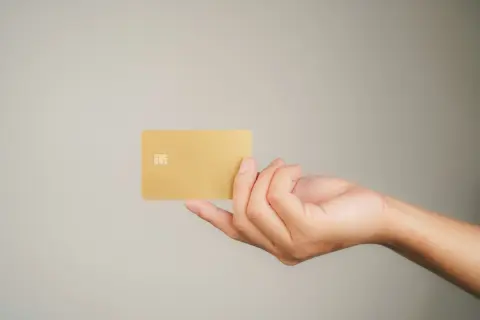 「クレカは1枚しか持っていない」が逆に損？ 2枚持ちで得られる「保険・ポイント・利便性」とは