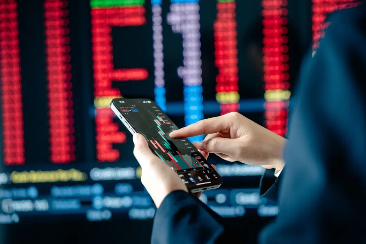 宝くじで5万円あたったので、投資してみようと思っています。「株主優待」に興味があるのですが、優待を受け取るために必要な「最低株数」はどれくらいなのでしょうか？