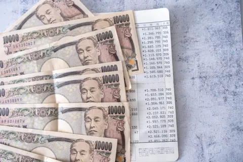 再雇用で勤務中ですが、「貯蓄2000万円」があるので退職を検討中です。65歳から「年金20万円」も受け取れますし、それまで“貯金だけ”で生活しても大丈夫ですよね？ 仕事を辞めるメリット・デメリットも解説