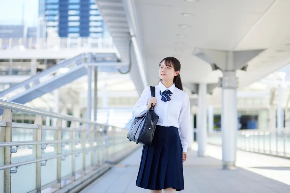 来年から「私立高校の授業料無償化」が実施されるけど、公立より支援金が“最大28万円”も多いと聞いてビックリ！ それなら私立に進学したほうがおトクなの？「見落としがちなポイント」もあわせて解説