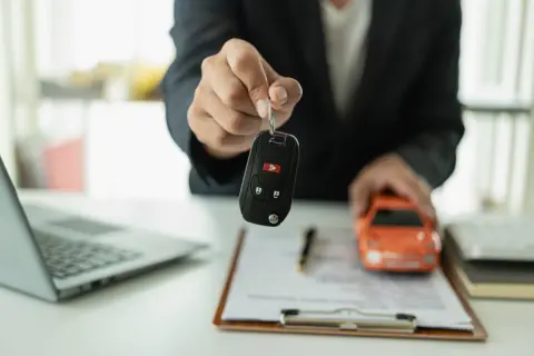 新卒ですが憧れの「レクサス」に乗りたくて車のローンを月4万5000円で組んでしまいました。年収300万円なのですが、この先大丈夫でしょうか？