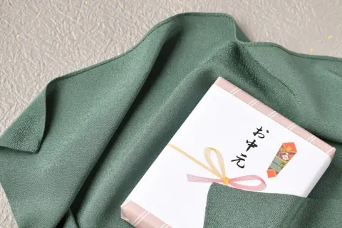 新婚です。「夫の上司」に「お中元」は贈るべき？部長と課長で“金額の差”はつけたほうがマナーなのでしょうか？