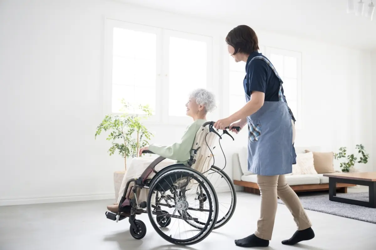 義父母と同居になり、介護費用は夫と「折半」と言われました。パート勤務で月5万円の出費は痛いのですが、在宅介護ではなく「老人ホーム」に行ってもらった方がいいでしょうか？