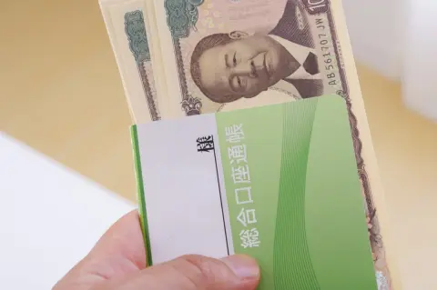 子ども名義の口座に「お年玉・お祝い金」を貯めていたら、ママ友に「110万円を超えると贈与税がかかる」と言われた！ もらったお金を貯めてるだけで“税金”がかかるんですか？ 理由や注意点を解説