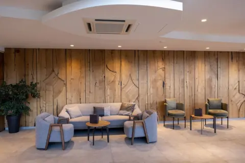 休日は家族で「イオン」に行くけど、混んでてゆっくりできない！ 友人は「株主になれば飲み物付きのラウンジで過ごせる」と言いますが、カフェよりもお得ですか？ 改悪されたそうですが、実際どうなのでしょうか…？