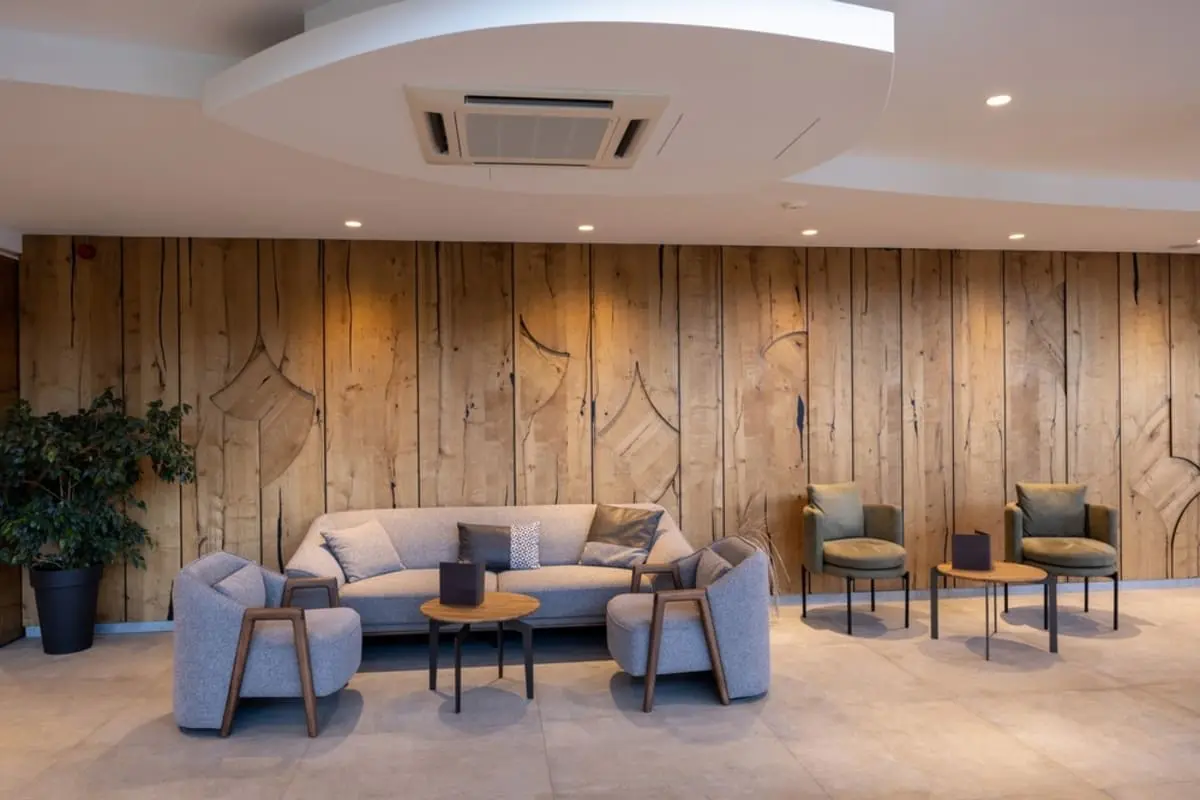 休日は家族で「イオン」に行くけど、混んでてゆっくりできない！ 友人は「株主になれば飲み物付きのラウンジで過ごせる」と言いますが、カフェよりもお得ですか？ 改悪されたそうですが、実際どうなのでしょうか…？