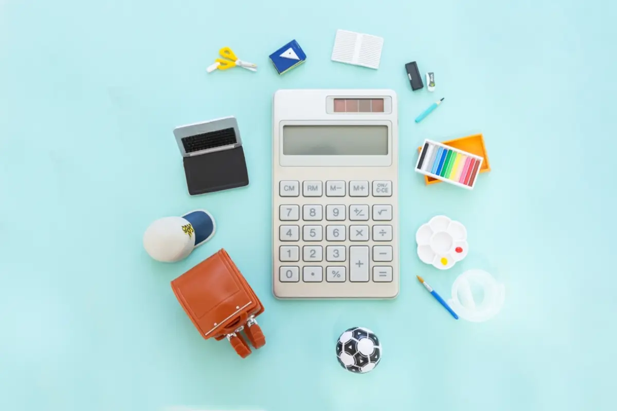 小学生の子どもが2人います。6月は給食費・教材費・写真代などで「1万2000円以上」の集金が…。こんなにかかる月があることは普通なのでしょうか？