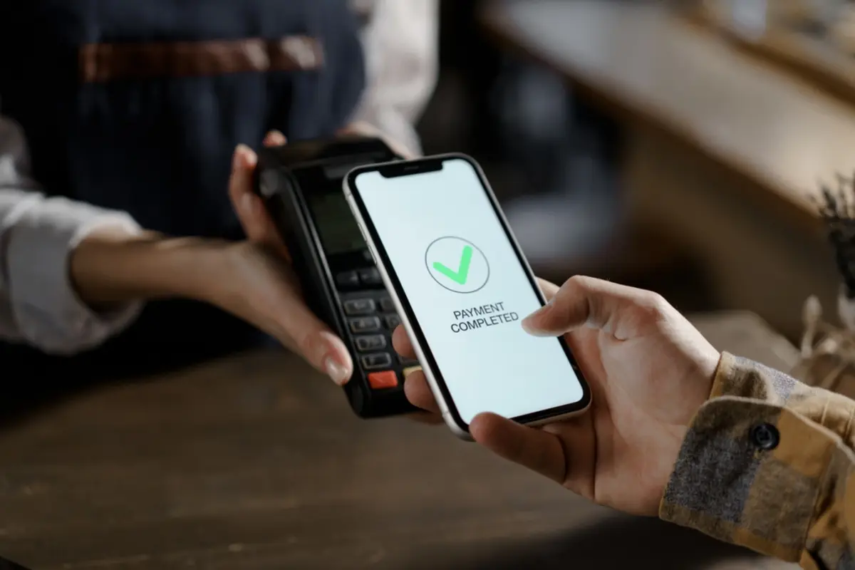 「キャッシュレス決済すると、コンビニは手数料を払わなければいけない」と聞きました。コンビニの売上は一日「50万円」くらい発生していそうですが、具体的にはどれくらいの「手数料」がかかるのでしょうか？