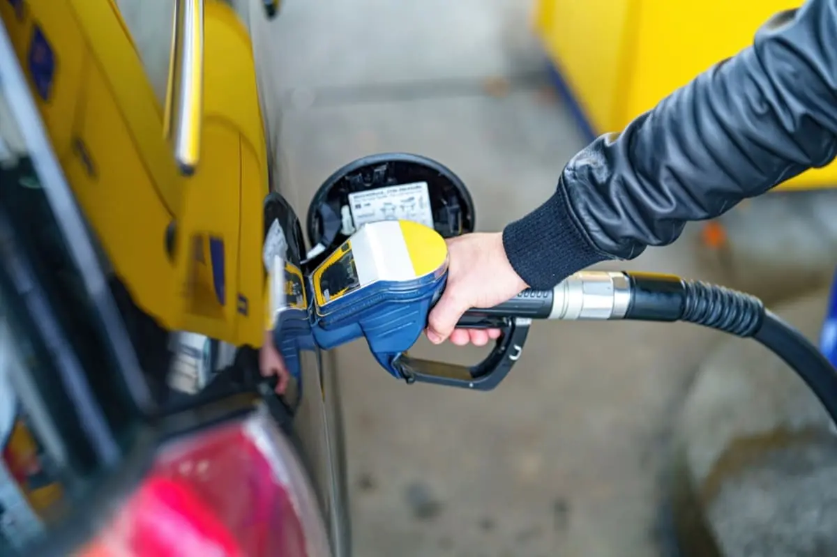 ガソリン代が高いと愚痴ったら、職場の先輩から「うちはコストコで140円台で給油してる」と驚きの返答が！ 自分も使いたいけど、ガソリン代だけのために会員になるのは“お得”にならないの？ 平均価格とも比較