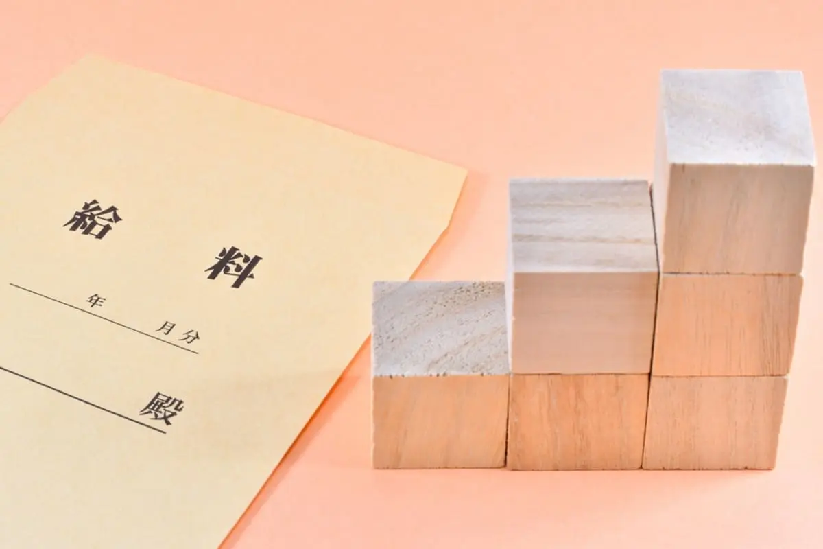 「平均年収」は約591万円。国宝や重要文化財を管理する専門職員「学芸員」の「働き方」とは。