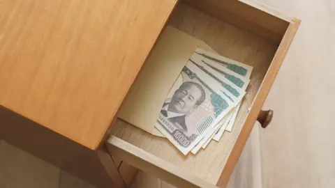 すぐに現金を用意できて便利なので「タンス預金」をしています。友人に「タンス預金は違法」と言われたのですが、本当ですか？