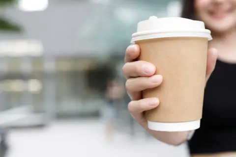 職場で朝と午後に「スタバのコーヒー」を飲む同僚。近くのセブンのほうが“節約”になると思うけど、2杯飲んでも「510円」ってどういうこと!? 安く飲める理由を解説