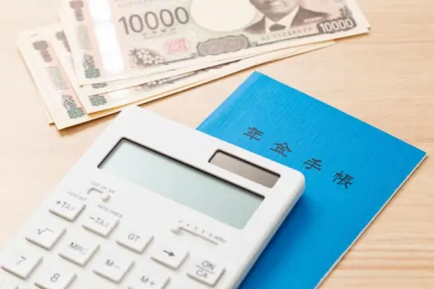 最近また「年金の底上げ」についてのニュースを耳にすることが増えました。年金が増えるのはいいことのように思えるのですが、何が問題なのでしょうか？