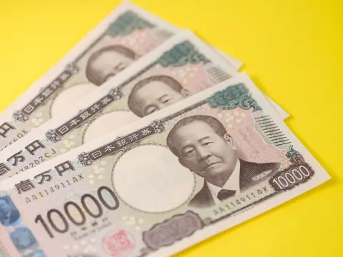 貯金300万円・独身40歳の息子が心配です。年金月15万円の私が、毎月「3万円」を援助するのはやりすぎでしょうか？