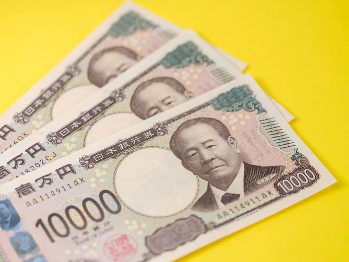 貯金300万円・独身40歳の息子が心配です。年金月15万円の私が、毎月「3万円」を援助するのはやりすぎでしょうか？