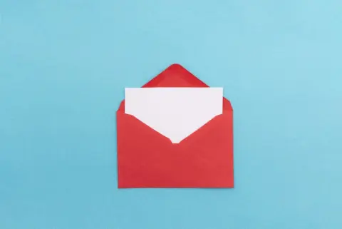 年金機構から「赤い封筒」が届いたという息子。「年金を払ってなかった」とのことですが、このままでは“差し押さえ”になってしまうでしょうか？ 親として立て替えるべきですか？ 利用できる制度も解説