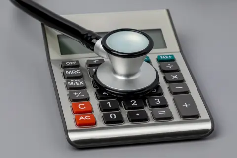 年収700万円の会社員ですが、今年は「医療費20万円」で医療費控除を使ったところ、あとで妻の分の「医療費30万円」を加算していないことが発覚…次の年に回せばよいですか？