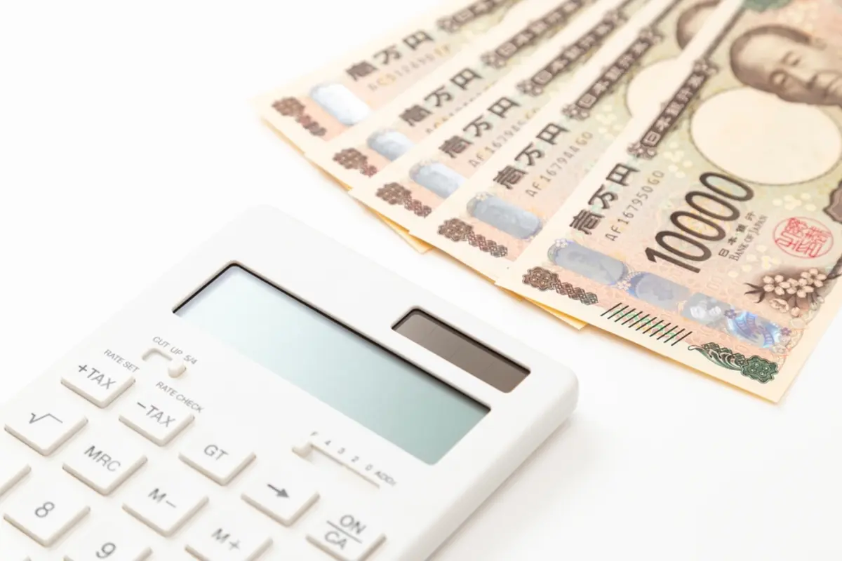 専業主婦からスーパーで「パート勤務」を開始！ 友人に「ここは寸志が5万円も出る」と言われたけど、“社保や所得税”はどうなるの？ 賞与とはどう違うのでしょうか？