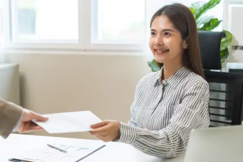 中小企業で「賃上げ」傾向！それでも平均年収は「大企業」が優位？企業規模別の平均年収を解説