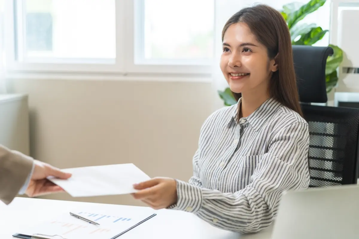 中小企業で「賃上げ」傾向！それでも平均年収は「大企業」が優位？企業規模別の平均年収を解説