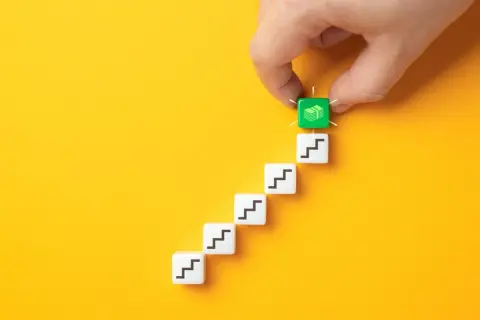 40代男性です。自分の年収「500万円」が周りより低い気がして不安です。同世代の「平均年収」ってどれくらいなんでしょうか？