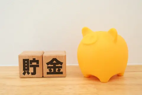 40歳になり、老後資金「2000万円」に向け「月8万円」貯金を始めました。妻に「家計が厳しい…」と言われたのですが、そのくらい貯めないと厳しいですよね？