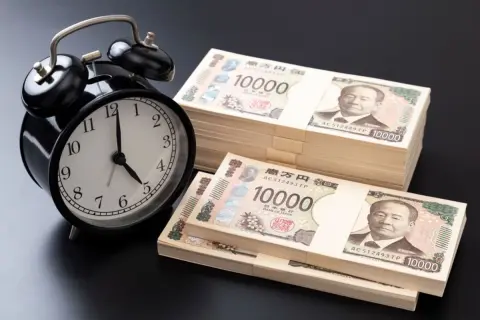 40代の叔父は「老後のために2000万円貯める！」と節約をしているそうです。趣味の旅行もやめたそうですが、それくらいしないと老後の生活は厳しいのでしょうか？