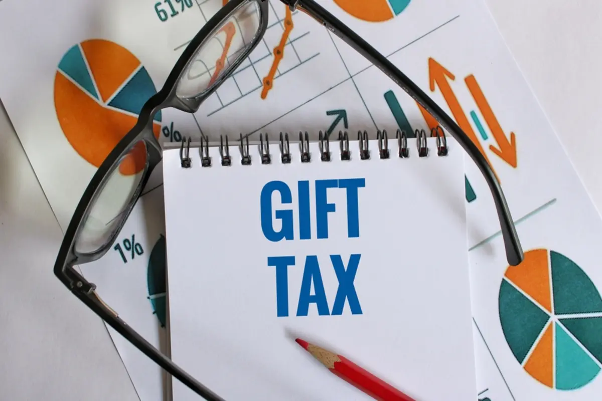 子どもの頃から世話になっている大好きな「叔母」。独身で年金暮らし、生活が厳しそうなので毎月5万円援助したいのですが、贈与税は発生しますか？