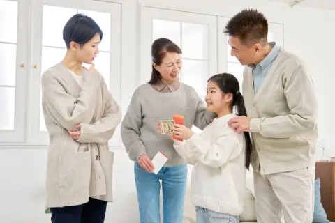 義実家に行く度に孫に「1万円」のお小遣いをくれるのですが、他の家庭でも同じようなことがあるのでしょうか？