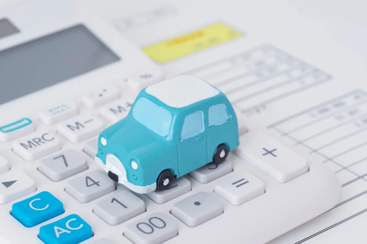新車を「450万円」で現金一括購入！ 友人に「現金で買うと損なのに…」と言われたけど、マイカーローン・車のサブスクと比べて“支払い総額”はどう変わる？ 費用をシミュレーション
