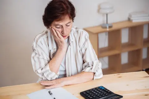 一人暮らしの母親が貯金「300万円」しかないことが発覚…！ 本人は「年金もあるから大丈夫」というのですが、仕送りなどで支援したほうがいいですよね？